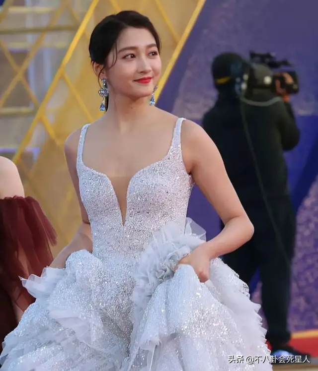 古装女星施法姿势，关晓彤是“五毛钱特效”，杨幂被赞演技爆棚！_腾讯新闻