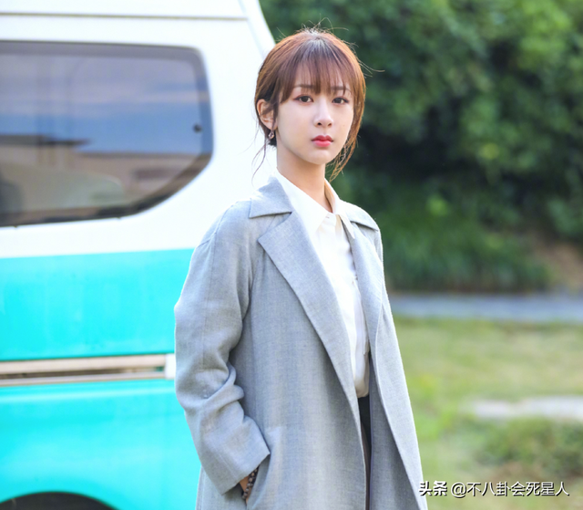 古装女星施法姿势，关晓彤是“五毛钱特效”，杨幂被赞演技爆棚！_腾讯新闻