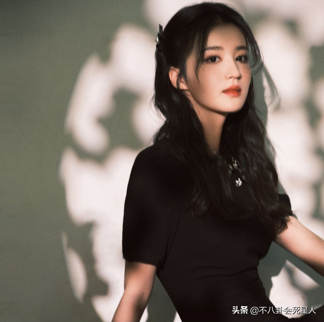 古装女星施法姿势，关晓彤是“五毛钱特效”，杨幂被赞演技爆棚！_腾讯新闻