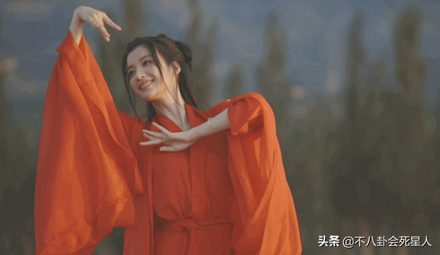古装女星施法姿势，关晓彤是“五毛钱特效”，杨幂被赞演技爆棚！_腾讯新闻