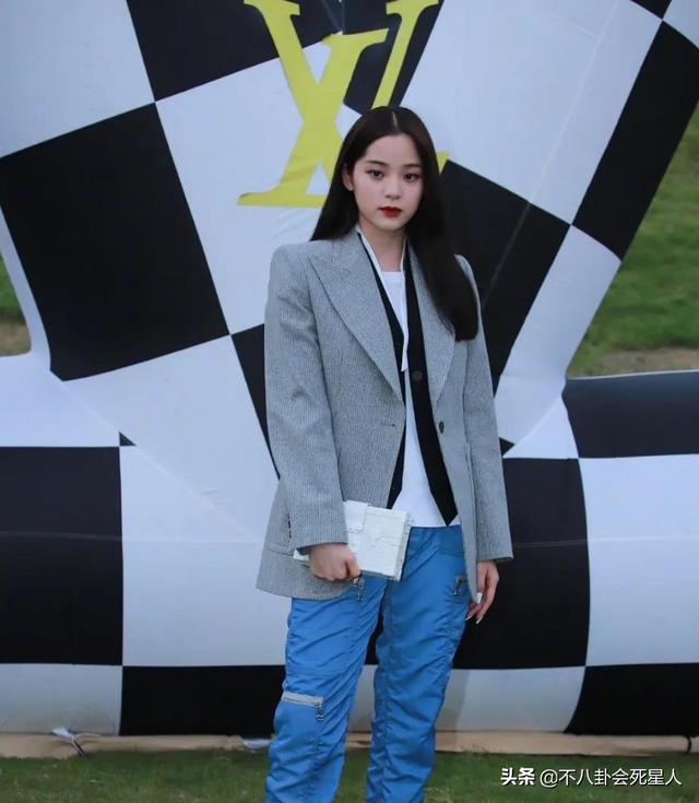 古装女星施法姿势，关晓彤是“五毛钱特效”，杨幂被赞演技爆棚！_腾讯新闻