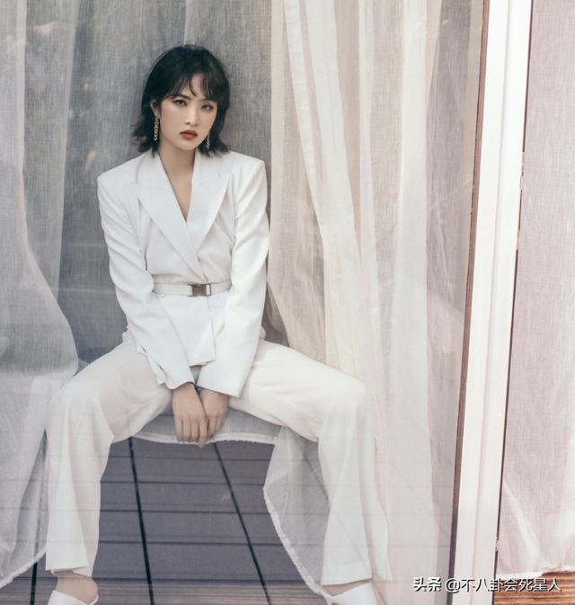 古装女星施法姿势，关晓彤是“五毛钱特效”，杨幂被赞演技爆棚！_腾讯新闻